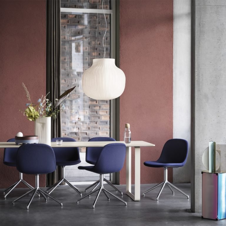 fiber-side-chair-swivel-twill-weave-780-polished-alu-70-70-table-sand-strand-pendant-ridge-vase-muuto-org_(150)